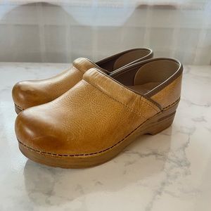 Dansko Professional Tan Leather Clogs Slip-ons 37